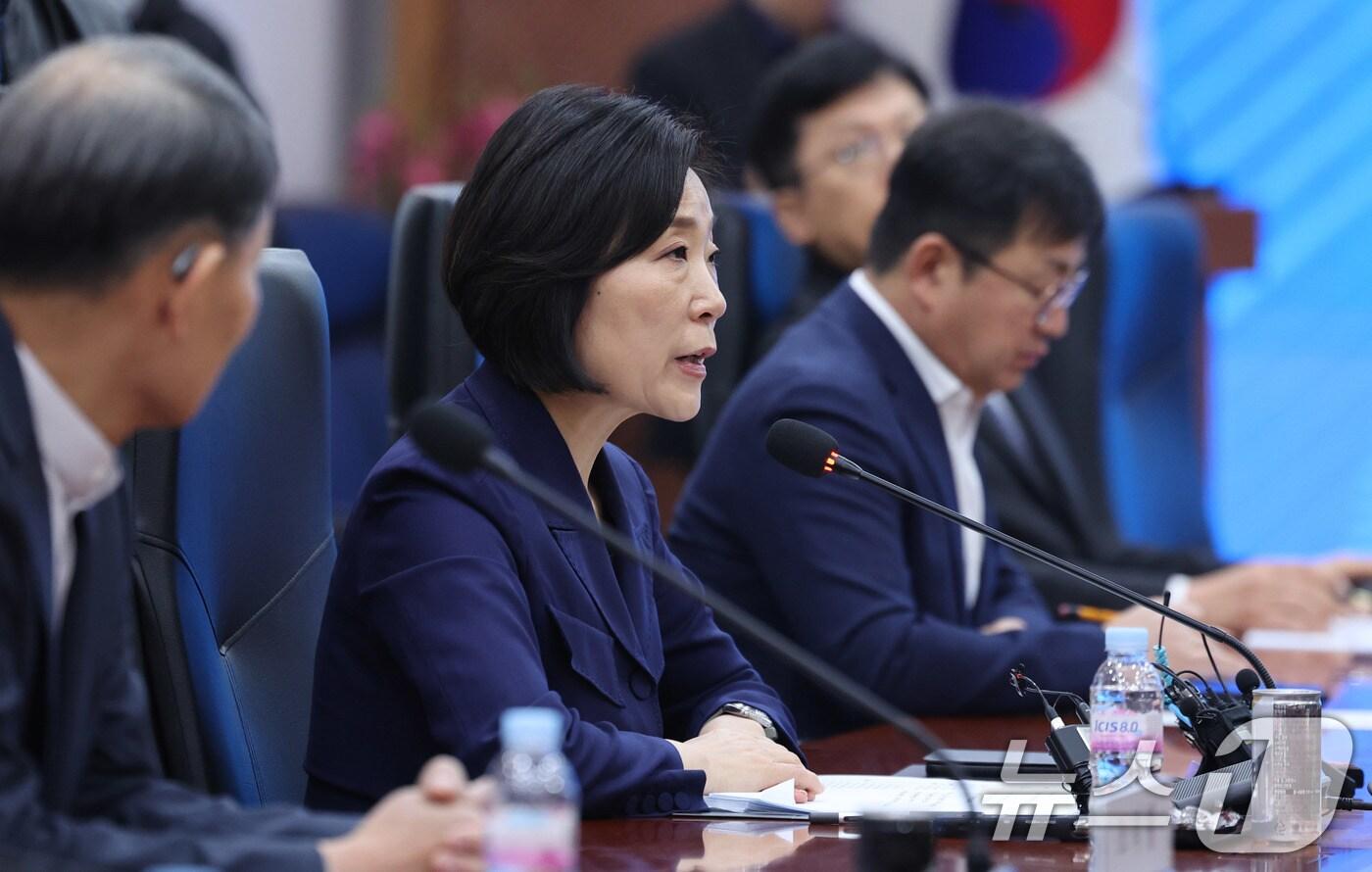 오영주 중소벤처기업부 장관이 3일 서울 강남구 서울본부세관에서 열린 美 관세 대응 수출 중소기업 현장 간담회에서 모두 발언을 하고 있다. 간담회에서는 수출 중소기업이 정부에 바라는 점과 민관, 부처 간 협력 필요사항 등이 논의됐다. 2025.4.3/뉴스1 ⓒ News1 박지혜 기자