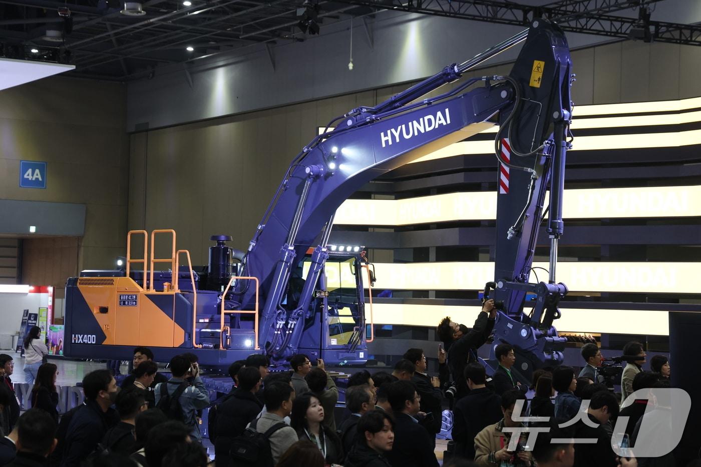 3일 경기도 고양시 킨텍스에서 열린 2025 서울모빌리티쇼에서 HD현대 차세대 굴삭기가 공개되고 있다. 사진의 모델은 HD현대건설기계의 40톤급 '현대' 굴착기 2025.4.3/뉴스1 ⓒ News1 김명섭 기자