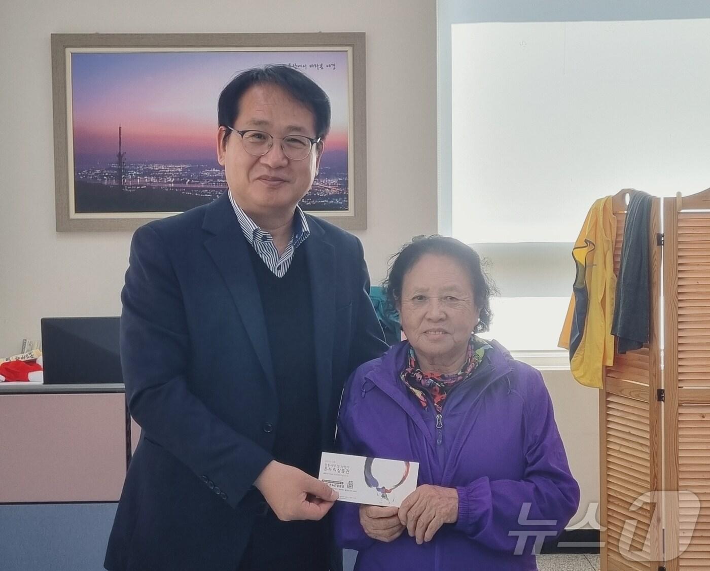 본문 이미지 - 전날 기초생활수급자 김행자 할머니(83)가 양정동 행정복지센터를 찾아 10만원을 기부했다.(울산 북구 제공. 재판매 및 DB금지)