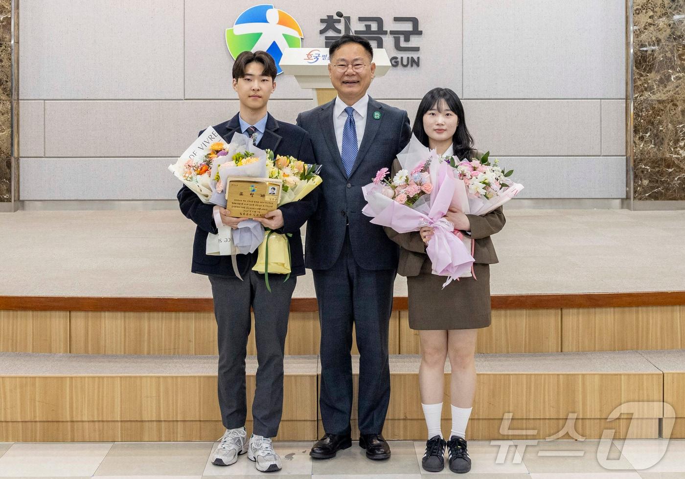 김재욱 칠곡군수가 지난 1일 김동준 군&#40;순심고 2학년&#41;과 이선영 양&#40;경북외고 1학년&#41;에게 군정 유공자로 시상한 뒤 기념사진을 찍고 있다. &#40; &#40;칠곡군 제공. 재판매 및 DB금지&#41; 2025.4.3/뉴스1