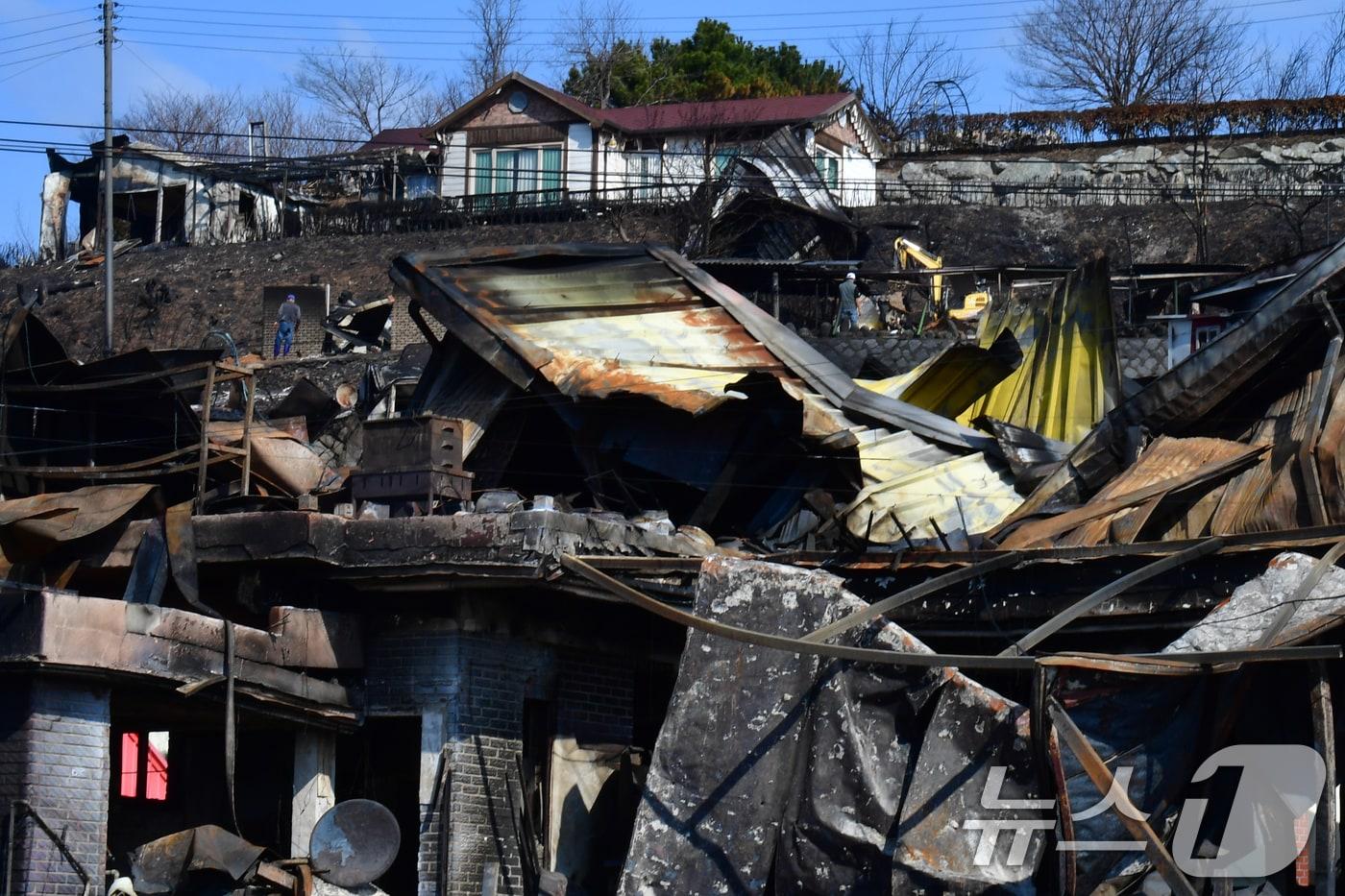 경북 영덕군 노물리에서 마을 주민들이 중장비로 불에 탄 건물 등을 철거하고 있다. ⓒ News1 최창호 기자