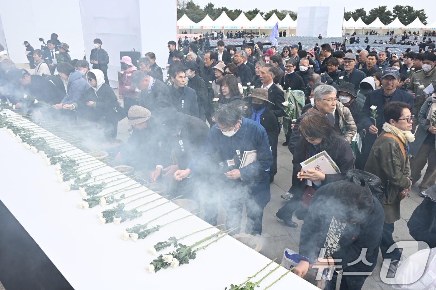 지난해 4월 3일 제77주년 제주4·3 추념식이 열린 제주시 봉개동 제주4·3평화공원에서 시민들이 희생영령을 위해 헌화 분향하고 있다. (제주도사진기자회. 재판매 및 DB 금지) 2025.4.3/뉴스1