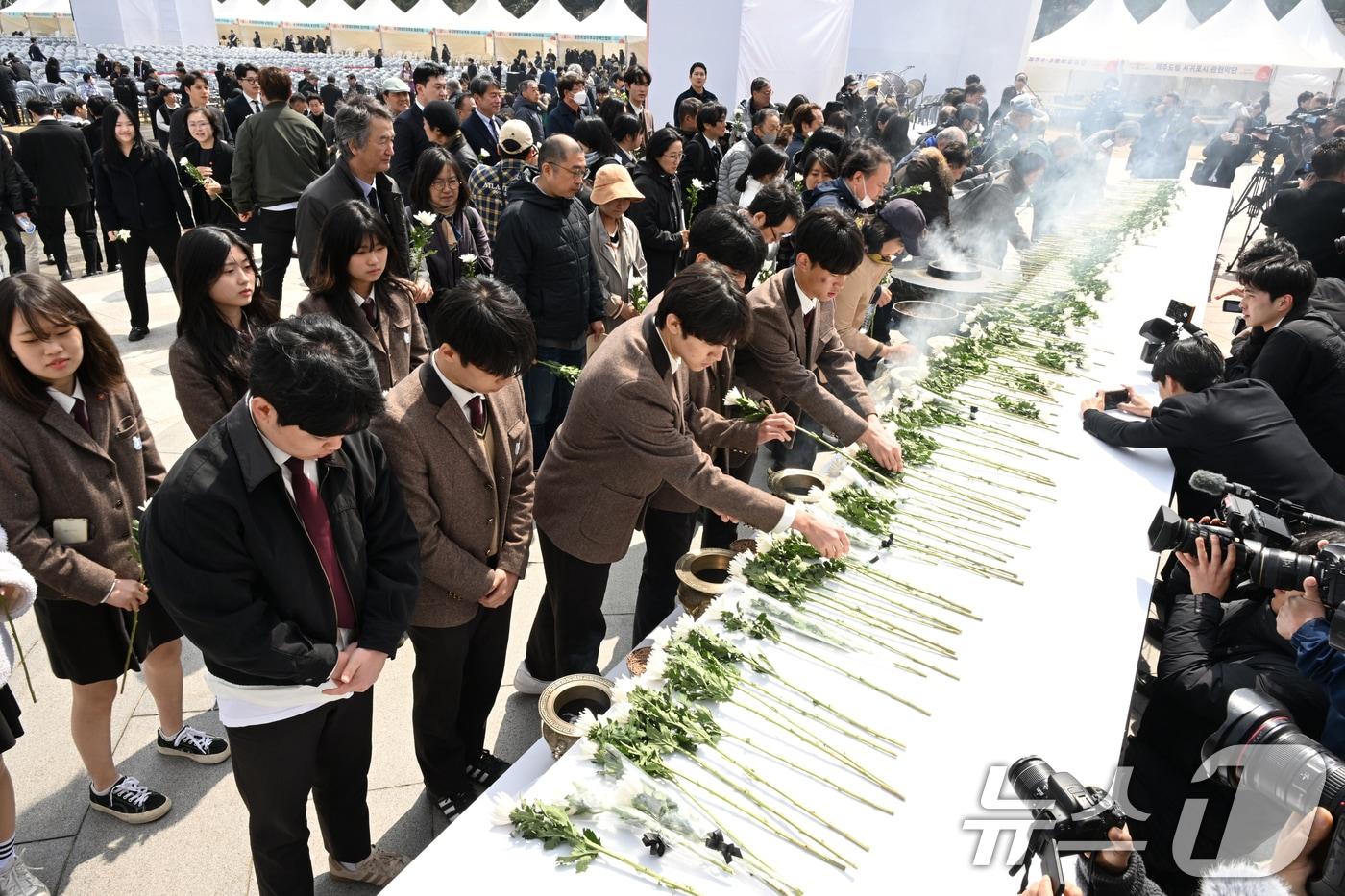 본문 이미지 - 제77주년 제주4·3 추념일인 지난해 4월 3일 오전 제주시 봉개동 제주4·3평화공원에서 학생들이 희생영령을 위해 헌화 분향하고 있다. (제주도사진기자회. 재판매 및 DB 금지) 2025.4.3 /뉴스1