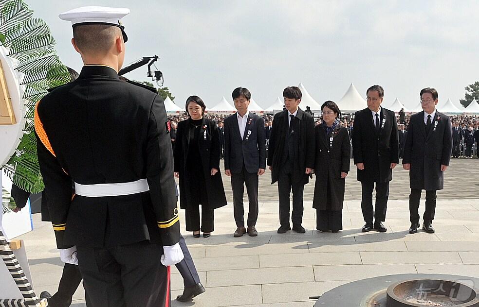 본문 이미지 - 3일 오전 제주시 봉개동 제주4·3평화공원에서 행정안전부 주관으로 열린 제77주년 4·3 희생자 추념식에 참석한 여야 인사들.(제주도사진기자회. 재판매 및 DB 금지) 2025.4.3/뉴스1