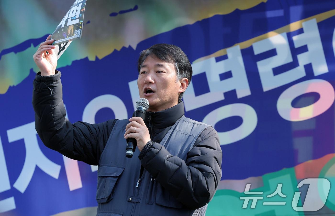 윤석열 대통령 탄핵심판 선고를 하루 앞둔 3일 서울 종로구 헌법재판소 인근 안국역 6번 출구 앞에서 열린 기자회견에서 양경수 비상행동 공동의장이 발언을 하고 있다. 2025.4.3/뉴스1 ⓒ News1 박정호 기자