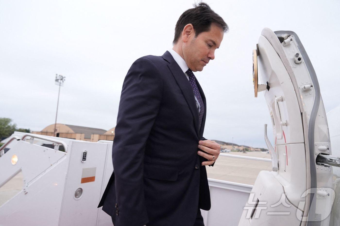 마코 루비오 미국 국무장관이 2일&#40;현지시간&#41; 벨기에 브뤼셀에서 열리는 나토 외무장관회의에 참석하기 위해 워싱턴 인근 앤드루스 합동 기지서 전용기를 타고 있다. 2025.04.03 ⓒ AFP=뉴스1 ⓒ News1 우동명 기자