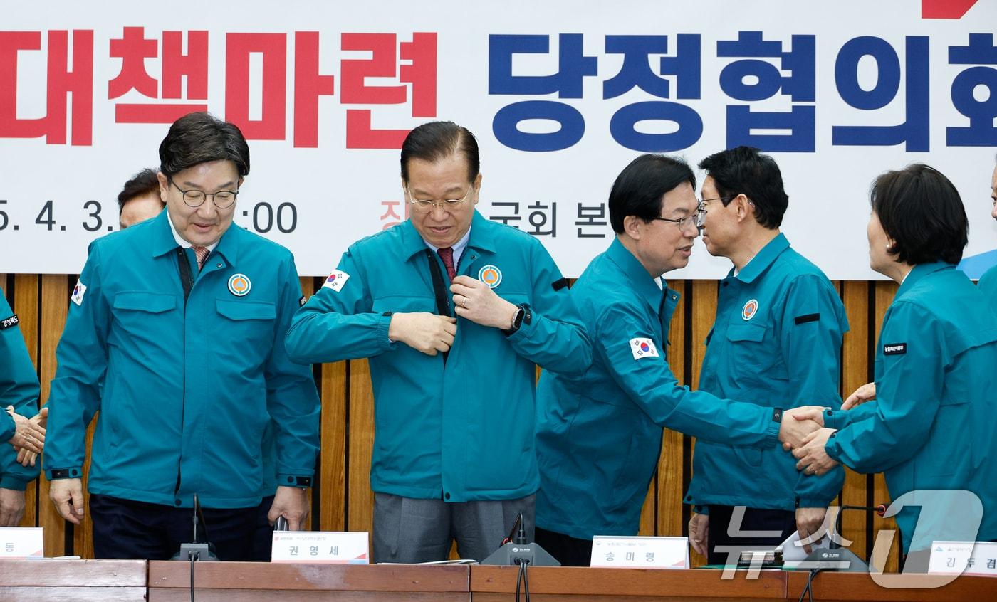 권영세 국민의힘 비상대책위원장, 권성동 원내대표가 3일 서울 여의도 국회에서 열린 산불피해 대책마련 당정협의회에 참석하고 있다. 2025.4.3/뉴스1 ⓒ News1 안은나 기자