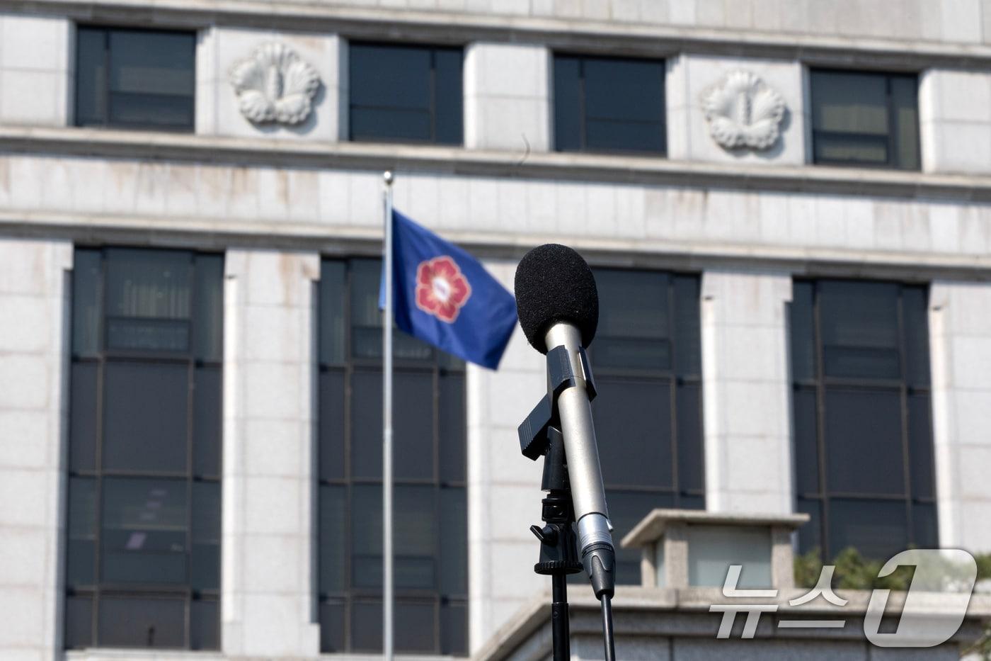 윤석열 대통령 탄핵 심판 선고를 하루 앞둔 3일 서울 종로구 헌법재판소 앞에 스탠딩 마이크가 놓여있다. 2025.4.3/뉴스1 ⓒ News1 이승배 기자