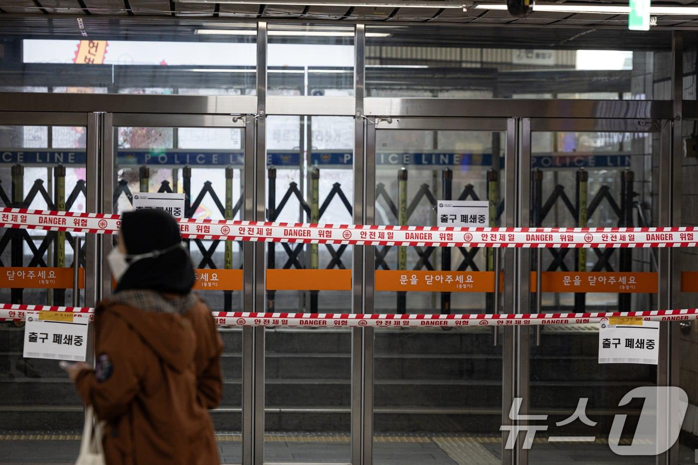 윤석열 대통령 탄핵 심판 선고를 하루 앞둔 3일 서울 종로구 안국역 2번 출구가 폐쇄돼 있다. 2025.4.3/뉴스1 ⓒ News1 이승배 기자