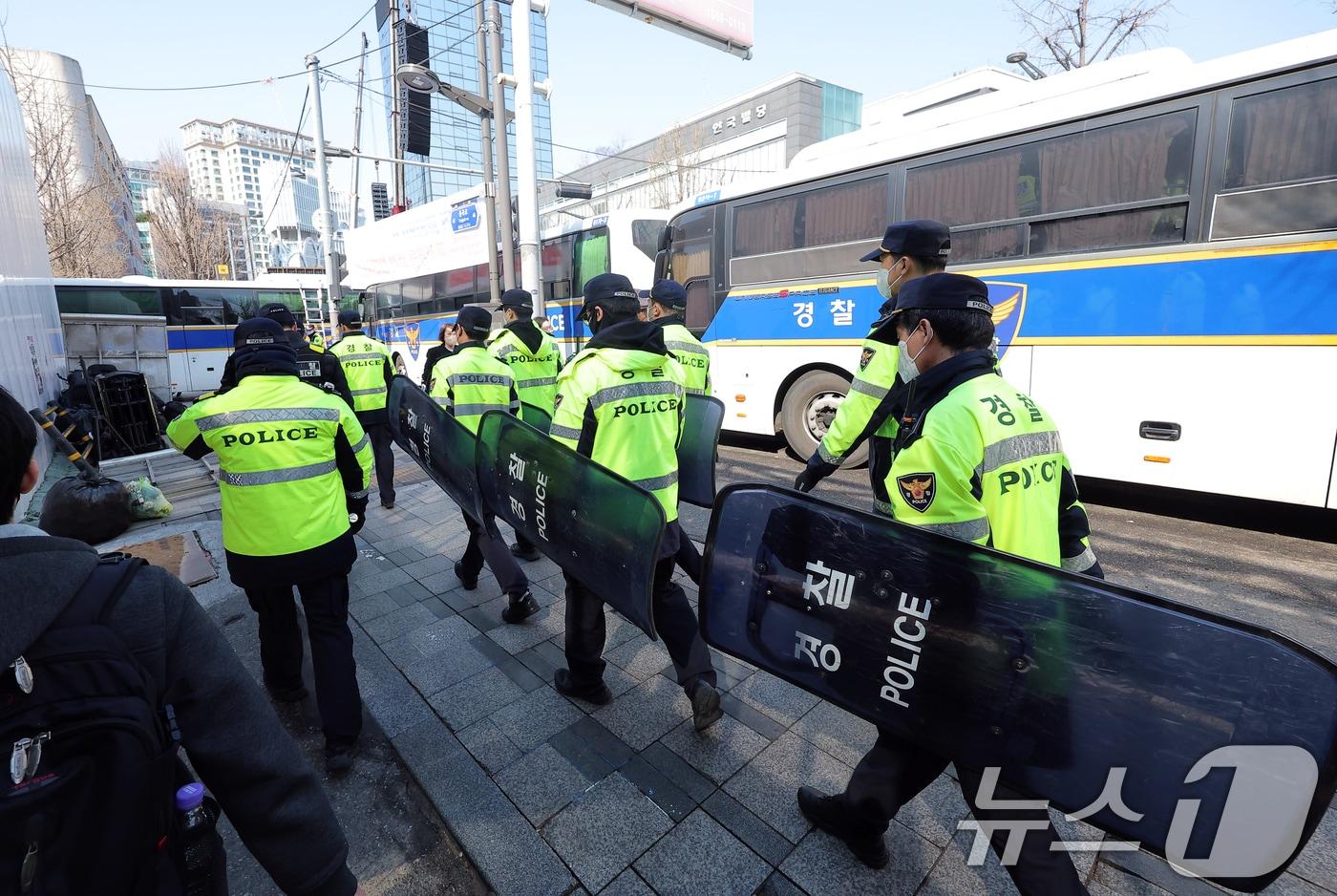 윤석열 대통령 탄핵심판 선고를 하루 앞둔 지난 3일 서울 종로구 헌법재판소 주변으로 방패를 든 경찰이 오가고 있다. 2025.4.3/뉴스1 ⓒ News1 박정호 기자