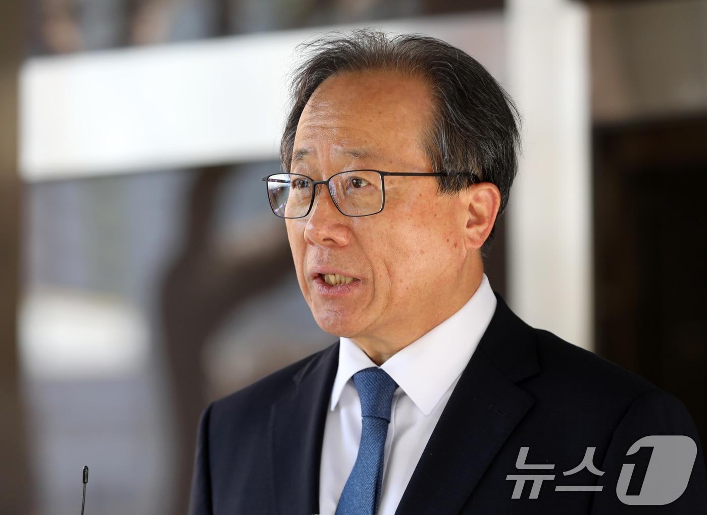 본문 이미지 - 4·2 부산시교육감 재선거에 당선된 김석준 부산시교육감이 3일 부산시교육청으로 출근하며 취임 소감을 밝히고 있다. 2025.4.3/뉴스1 ⓒ News1 윤일지 기자