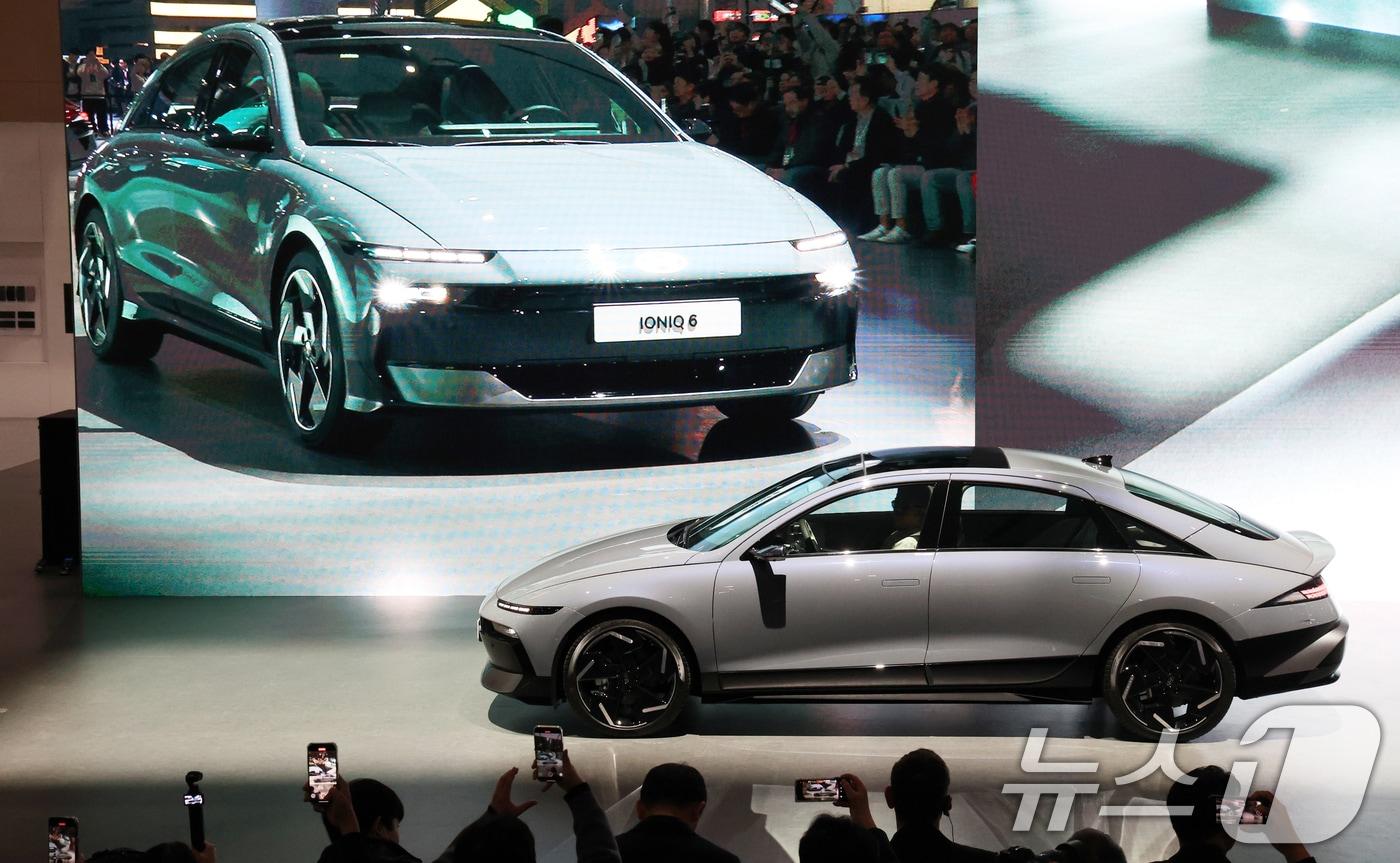 3일 경기도 고양시 킨텍스에서 열린 2025 서울모빌리티쇼에서 현대자동차 더 뉴 아이오닉6가 공개되고 있다 2025.4.3/뉴스1 ⓒ News1 김명섭 기자