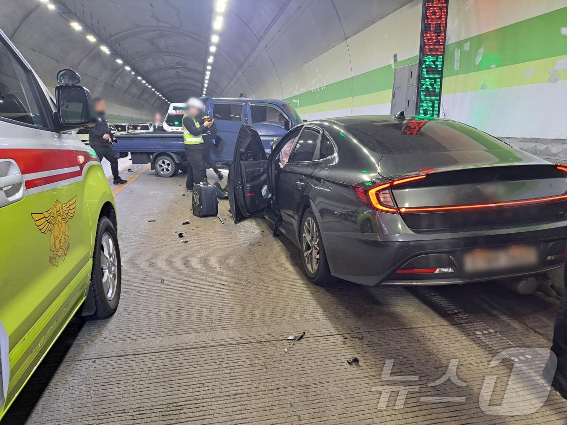 본문 이미지 - 3일 낮 12시 26분경 울산 염포산 2터널에서 포터 트럭 차량이 중앙선을 넘어 맞은편에서 주행 중이던 승용차를 들이받았다.(울산경찰청제공. 재판매 및 DB 금지)