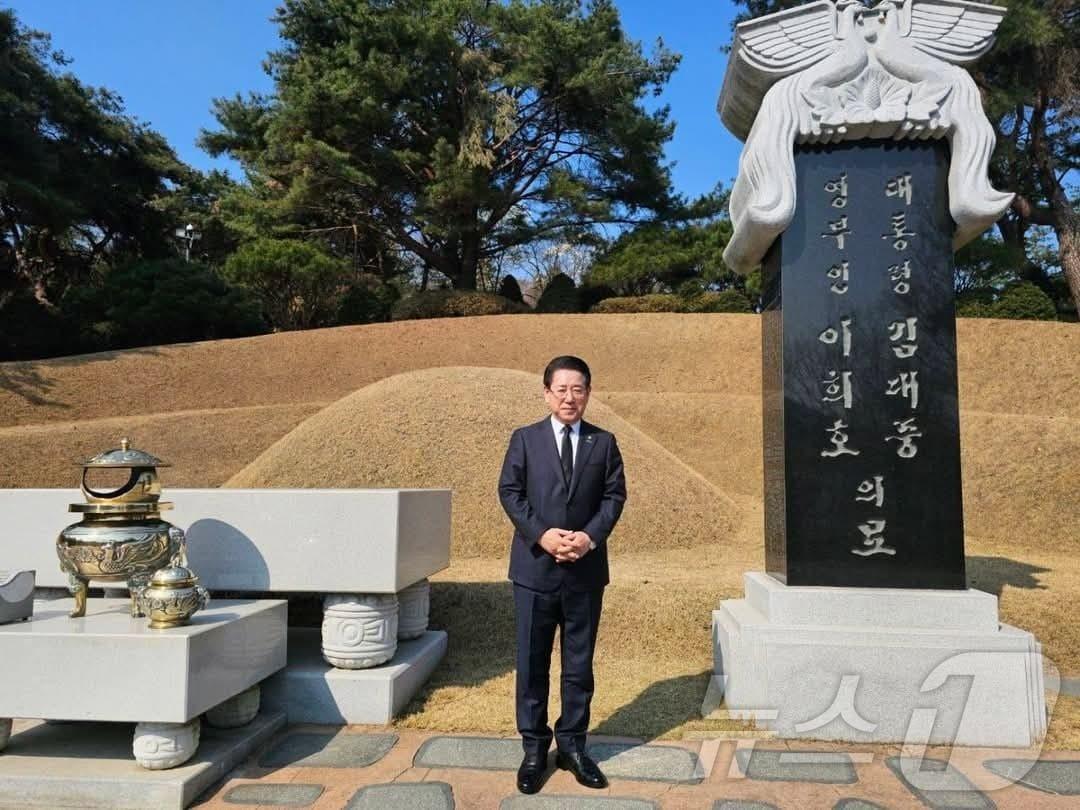 본문 이미지 - 김영록 전남도지사가 3일 국립현충원 김대중 전 대통령 묘소를 찾은 모습.&#40;김영록 지사 SNS 갈무리. 재판매 및 DB금지&#41; 2025.4.3/뉴스1