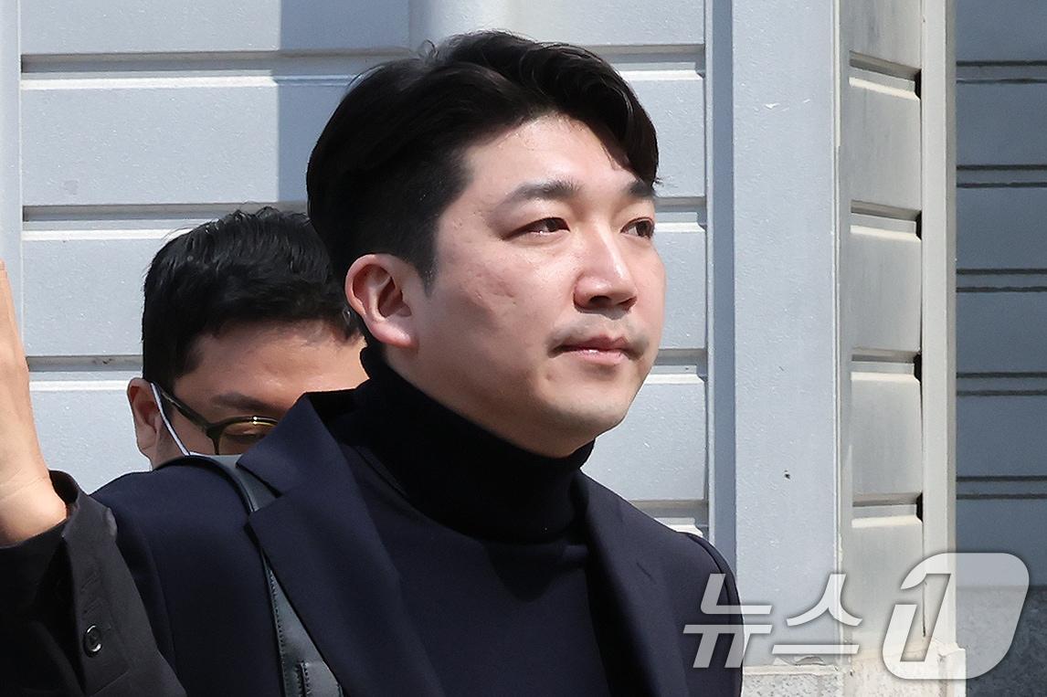 본문 이미지 - 최형록 발란 대표이사가 3일 오후 서울 서초구 서울회생법원에서 열린 발란 대표자 회생절차 심문기일에 출석하고 있다. 2025.4.3/뉴스1 ⓒ News1 장수영 기자