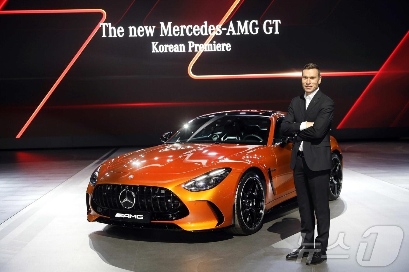 메르세데스-벤츠 코리아는 3일 '2025 서울모빌리티쇼'에서 더 뉴 AMG-GT 차량을 공개했다. 사진은 마티아스 바이틀 벤츠 코리아 대표이사가 더 뉴 AMG-GT와 촬영 중인 모습.(벤츠 코리아 제공)  