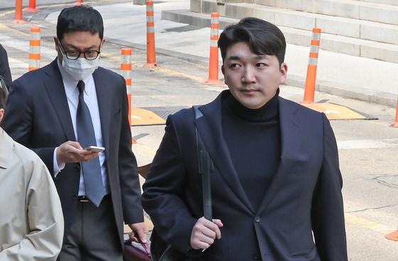 본문 이미지 - 최형록 발란 대표이사&#40;오른쪽&#41;가 지난 4월 서울 서초구 서울회생법원에서 열린 발란 대표자 회생절차 심문기일에 출석하고 있다. 2025.4.3/뉴스1 ⓒ News1 장수영 기자