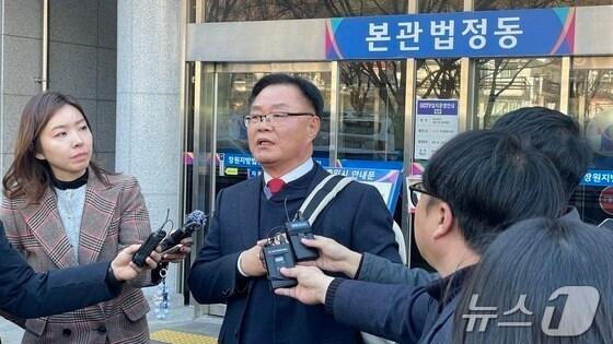 본문 이미지 - 홍남표 경남 창원시장이 지난해 12월18일 경남 창원시 창원지방법원 법정동 앞에서 항소심 재판 결과와 관련해 취재진 질문에 답하고 있다.2024.12.18/뉴스1 강정태 기자