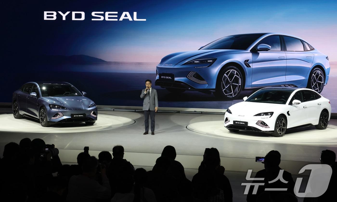 3일 경기도 고양시 킨텍스에서 열린 2025 서울모빌리티쇼에서 BYD 씰이 공개되고 있다. 2025.4.3/뉴스1 ⓒ News1 김명섭 기자