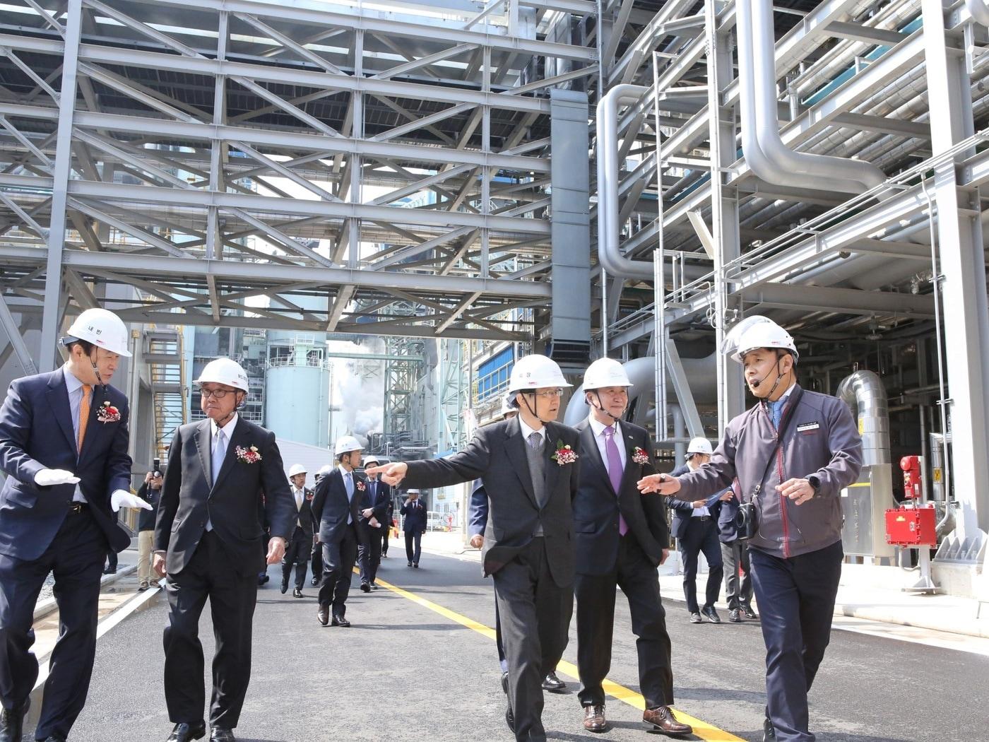본문 이미지 - 증설공장 현장 투어의 모습(금호석유화학 제공)