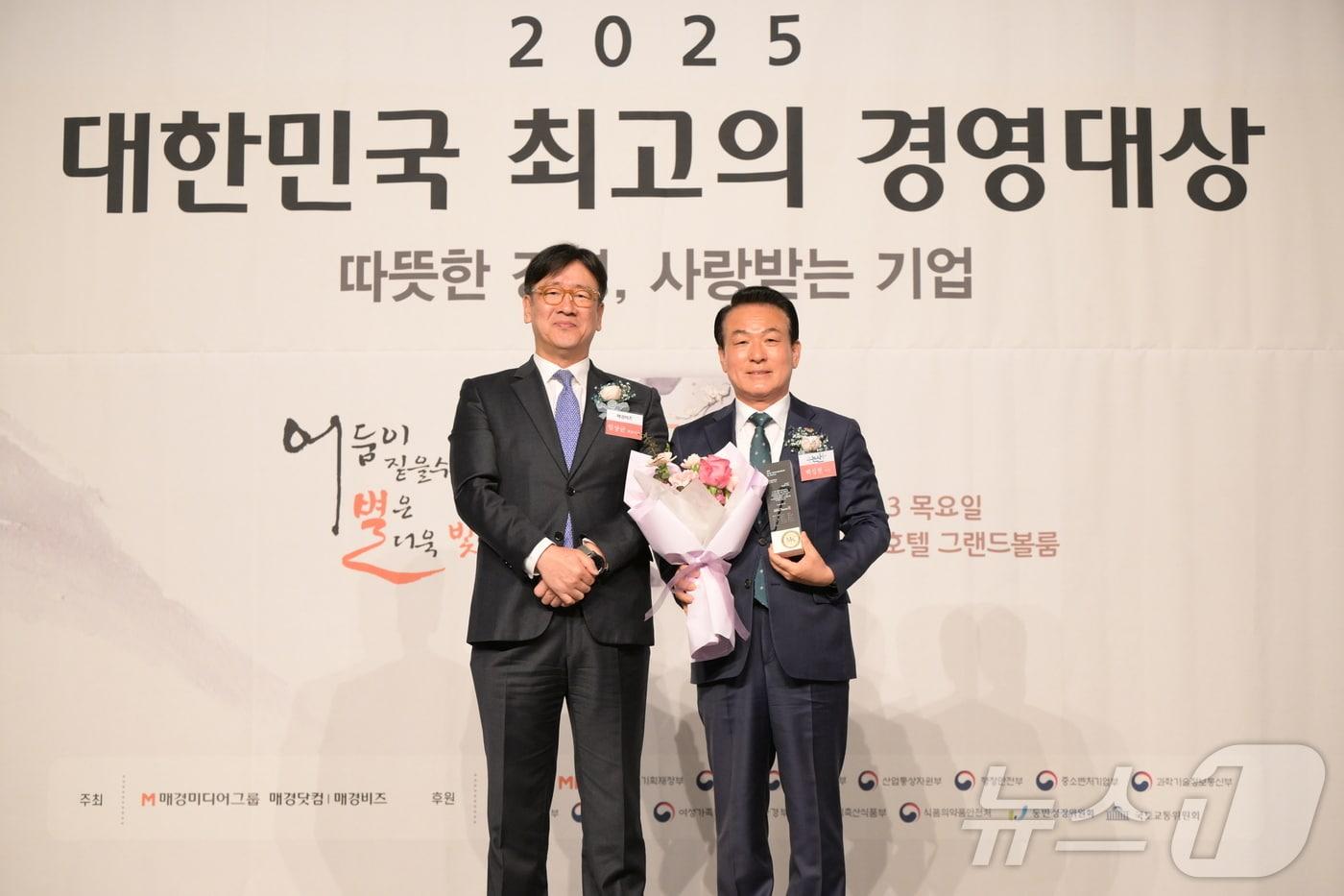 백성현 논산시장(오른쪽)이 대한민국 최고의 경영대상을 수상한 뒤 기념사진을 찍고 있다. ( 논산시 제공. 재판매 및 DB금지)/뉴스1