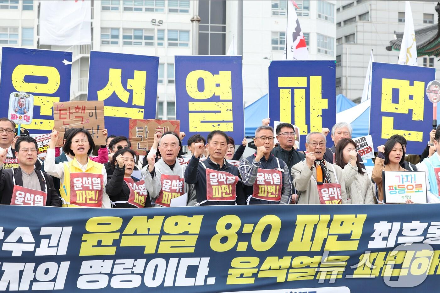 헌법재판소의 윤석열 대통령 탄핵 심판 선고일을 하루 앞둔 3일 윤석열 정권 즉각 퇴진·사회대개혁 광주비상행동이 광주 동구 5·18민주광장에서 기자회견을 열고 8:0 파면을 촉구하고 있다. 2025.4.3/뉴스1 ⓒ News1 이승현 기자