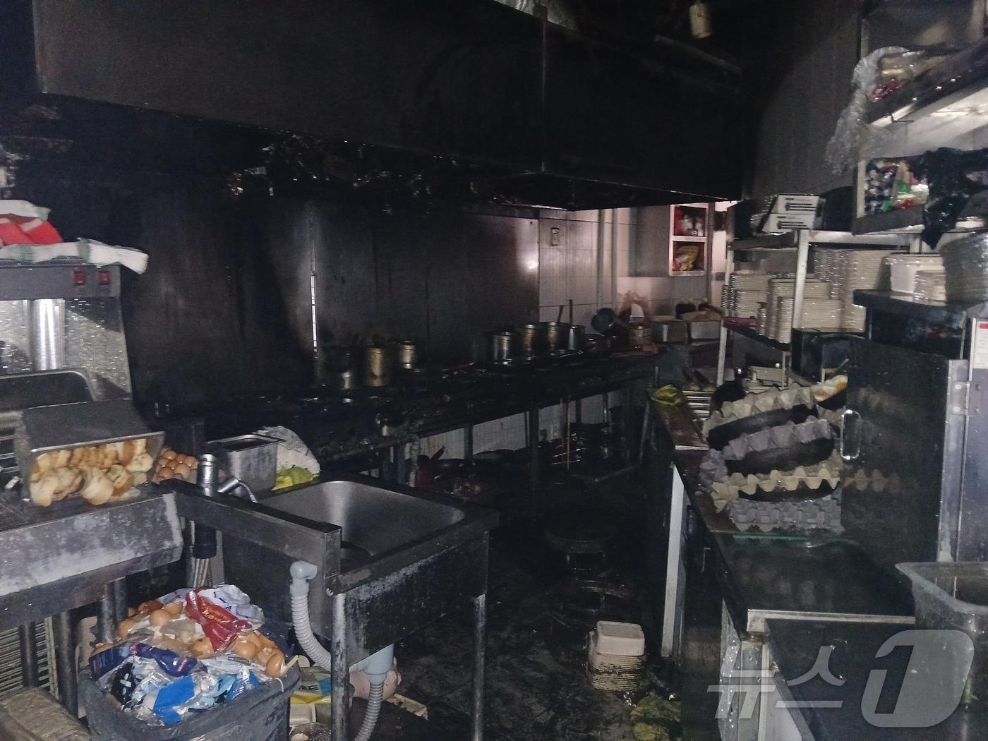 본문 이미지 - 3일 오후 1시5분쯤 대구 남구 대명동 도시철도 명덕역 인근의 한 상가에서 불이 나 10여 분만에 꺼졌다. (대구소방본부 제공. 재판매 및 DB 금지) 2025.4.3/뉴스1