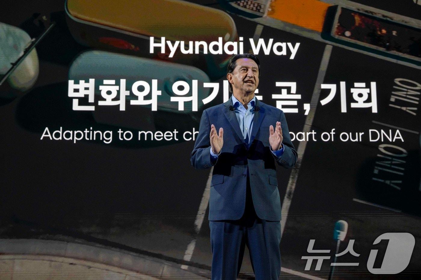 현대자동차는 3일 경기 고양시 킨텍스에서 열린 ‘2025 서울모빌리티쇼’ 보도발표회에서 신형 수소전기차 ‘디 올 뉴 넥쏘’와 전용전기차 ‘더 뉴 아이오닉 6’를 세계 최초로 공개했다. 호세 무뇨스 현대자동차 대표이사 사장이 &#39;2025 서울모빌리티쇼&#39;에서 현대차 전략에 대해 발표를 하고 있다. &#40;현대차 제공. 재판매 및 DB 금지&#41; 2025.4.3/뉴스1