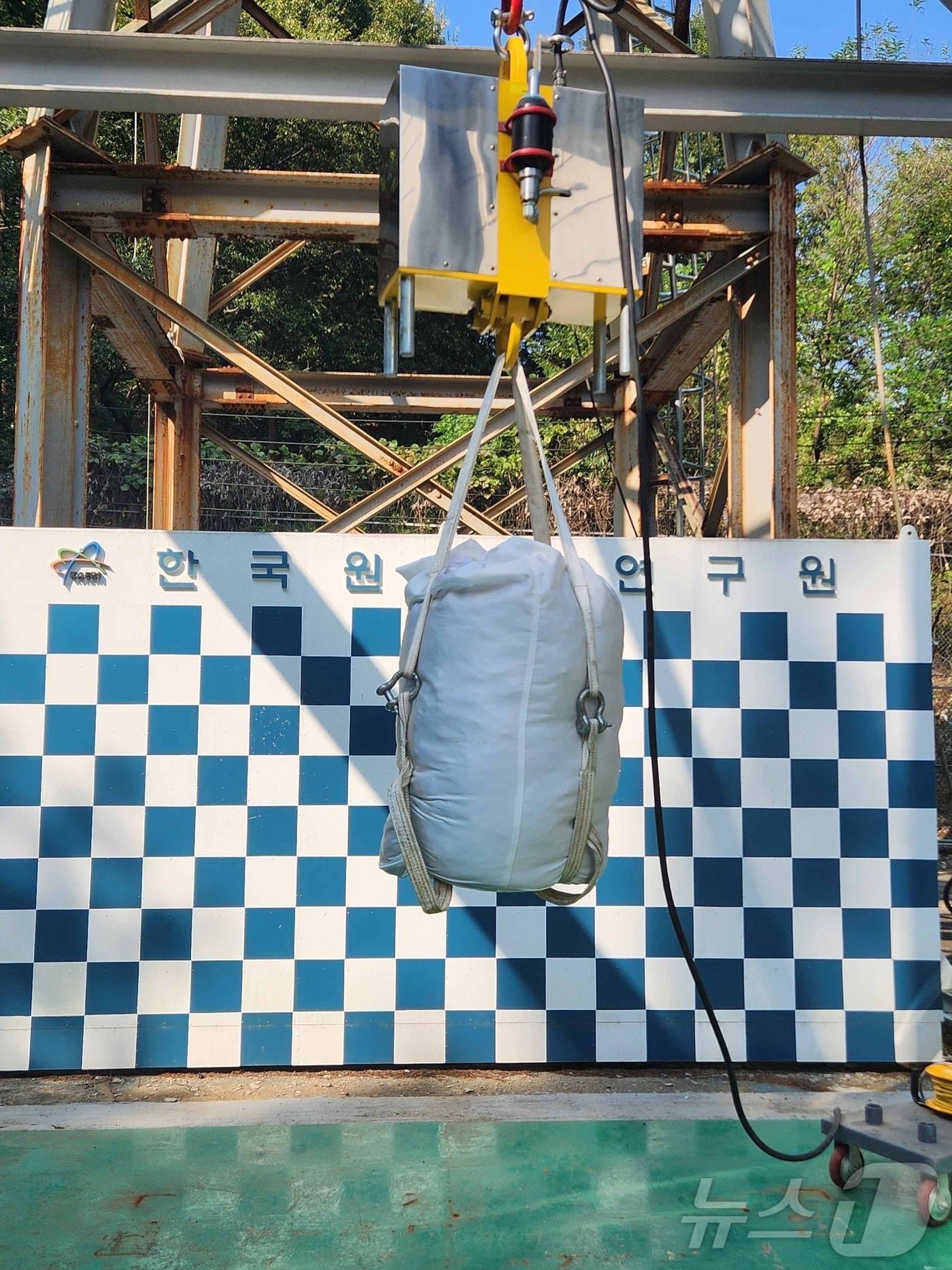 본문 이미지 -  원자력연구원에서 미세방사성 페기물 전용 포장재 낙하 테스트가 진행되고 있다. 이 신형 포장재는 규제기관의 사용승인을 받았으며 5월 부터 현장 운용에 들어갈 예정이다. &#40;원자력연구원 제공. 재판매 및 DB금지&#41; /뉴스1