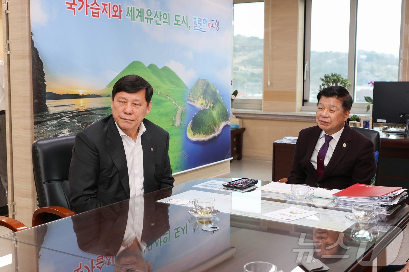 허구연 KBO 총재와 이상근 고성군수가 고성군 인프라를 활용한 스포츠마케팅 전략을 논의하고 있다.(고성군 제공. 재판매 및 DB금지.)