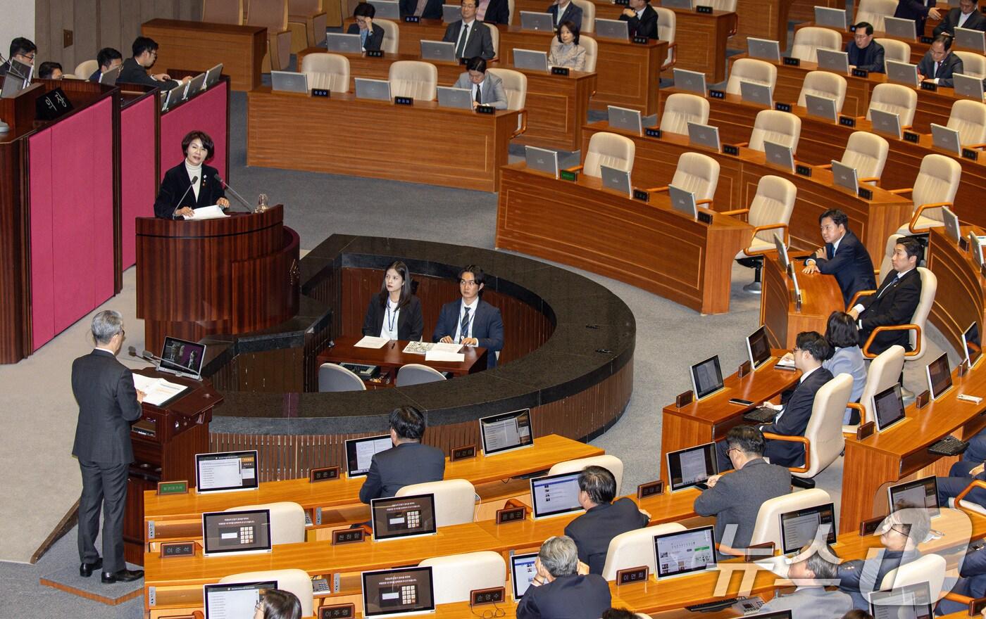 한정애 더불어민주당 의원이 3일 오후 서울 여의도 국회 본회의장에서 열린 제423회 국회(임시회) 제4차 본회의 긴급현안질의에서 김홍균 외교부 1차관에게 심우정 검찰총장 자녀 외교부 특혜비리 의혹 관련 질의를 하고 있다. 2025.4.3/뉴스1 ⓒ News1 이재명 기자