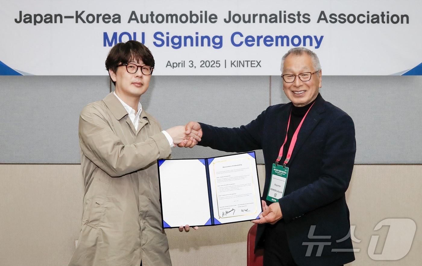 최대열 한국자동차기자협회장(사진 왼쪽)과 코모다 키요시 일본자동차기자협회장이 업무협약서에 서명하고 있다 