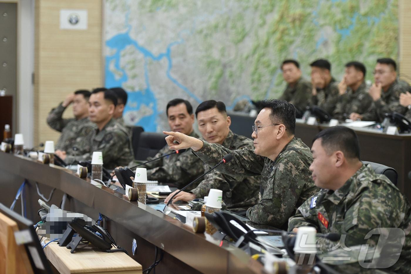 3일 김명수 합참의장이 육군5군단사령부에서 군사대비태세 현황을 보고 받고 있다. (합참 제공)
