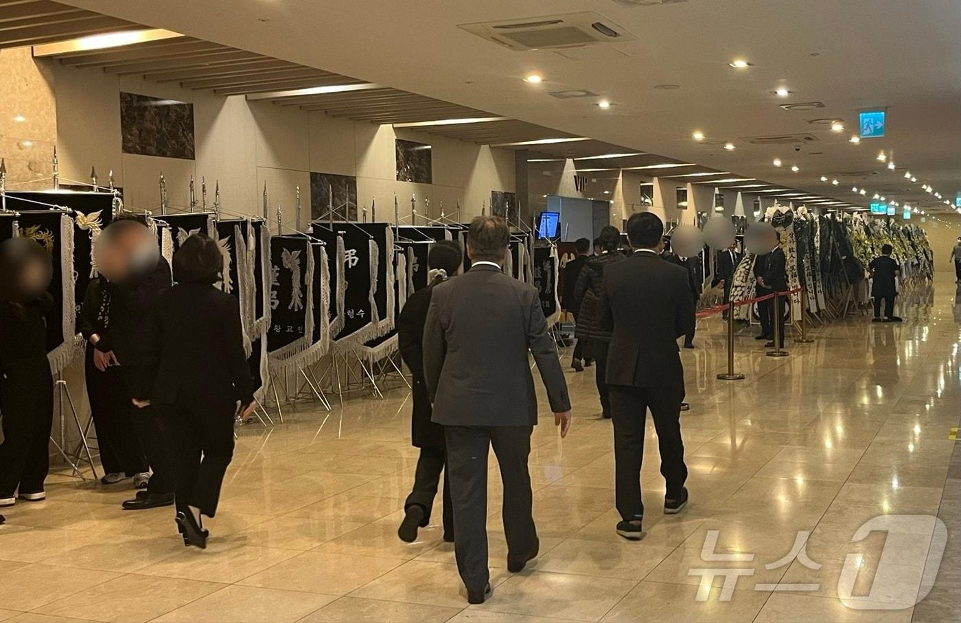 3일 장제원 전 의원의 빈소가 마련된 부산 해운대백병원 장례식장에서 몇몇 조문객이 빈소로 들어서고 있다.2025.4.3/뉴스1 ⓒ News1 장광일 기자