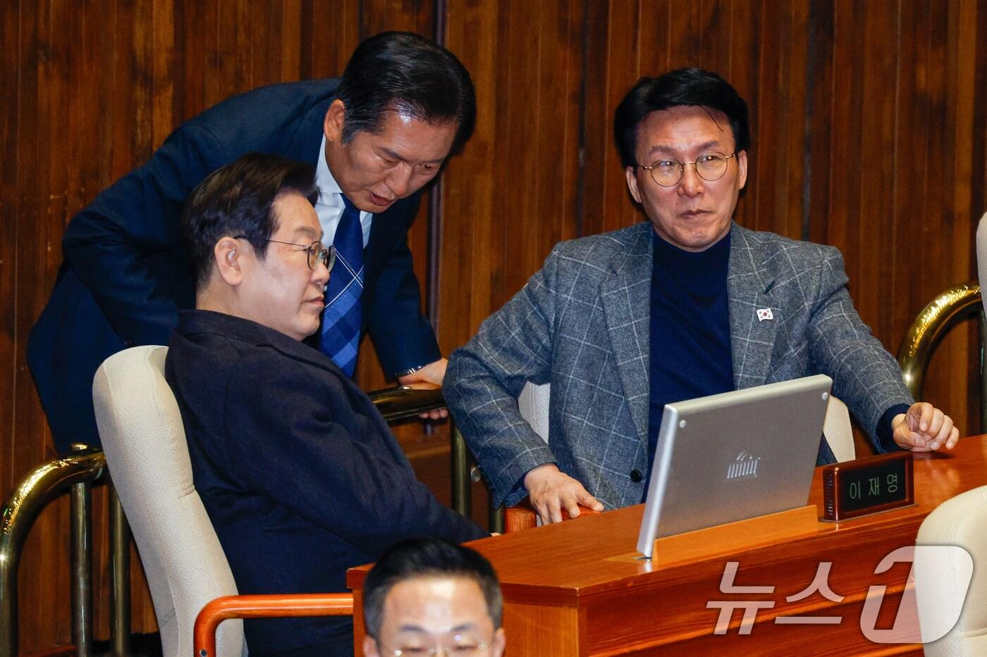 이재명 더불어민주당 대표와 정청래 법사위원장, 김민석 최고위원이 서울 여의도 국회 본회의장에서 대화하고 있는 모습. 2025.4.3/뉴스1 ⓒ News1 안은나 기자