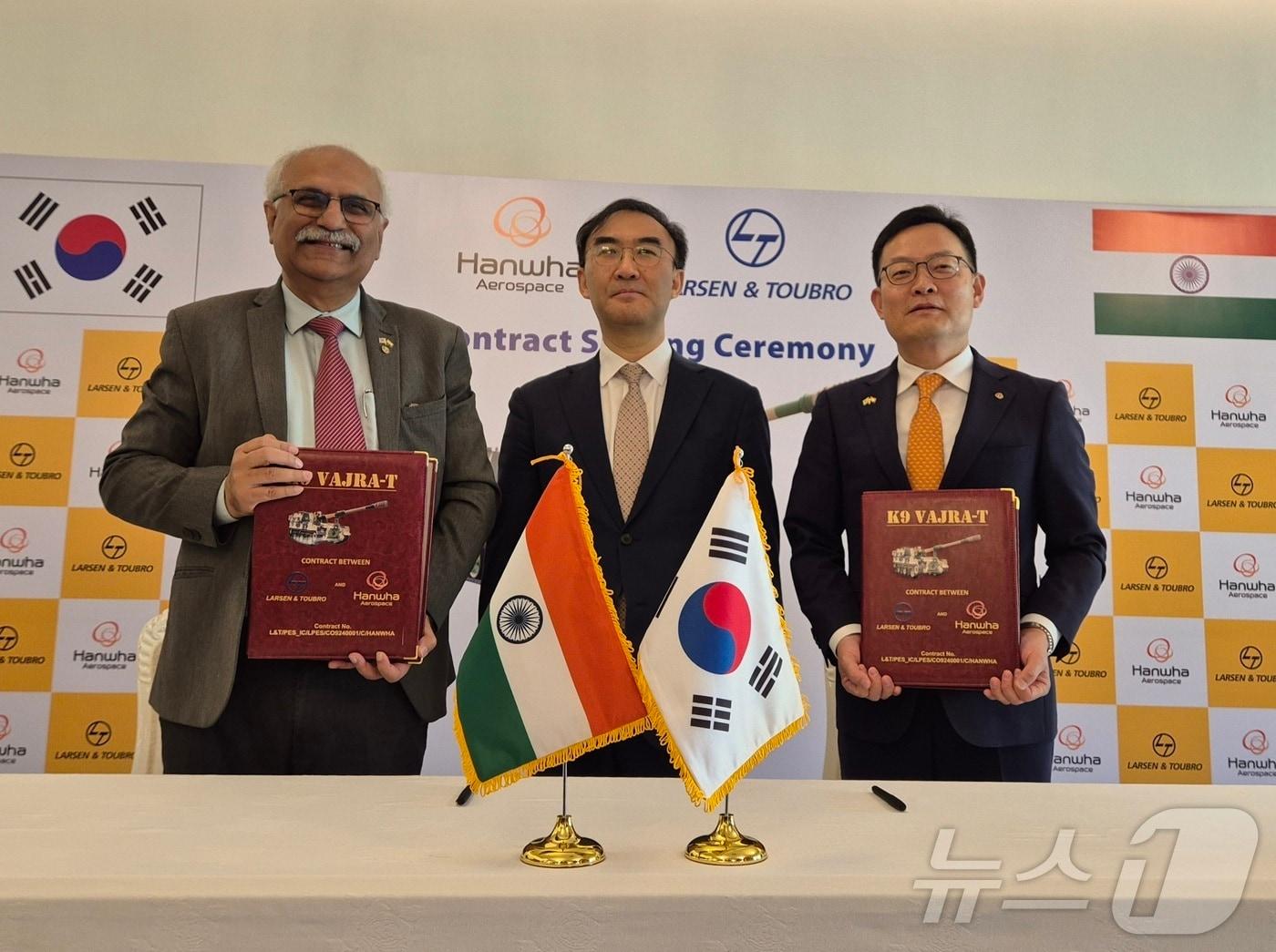 본문 이미지 - 손재일 한화에어로스페이스 대표(오른쪽부터), 이성호 주인도 한국대사, 아룬 람찬다니(Arun Ramchandani) L&T 수석 부사장이 3일(현지 시각) 인도 뉴델리 한국대사관에서 진행된 K9 자주포 수출 계약식에서 기념 사진을 찍고 있다.