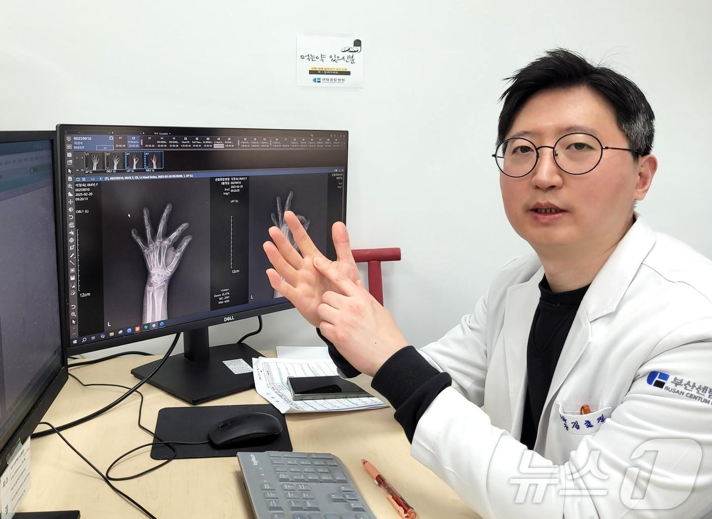 본문 이미지 - 센텀종합병원 정형외과 김호진 과장이 방아쇠 수지 증후군에 대해 설명하고 있다(센텀종합병원 제공. 재판매 및 DB 금지)