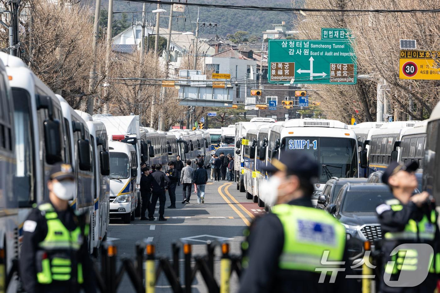 윤석열 대통령 탄핵 심판 선고를 하루 앞둔 3일 서울 종로구 헌법재판소 인근이 경찰 차벽으로 둘러져 있다. 2025.4.3/뉴스1 ⓒ News1 이승배 기자
