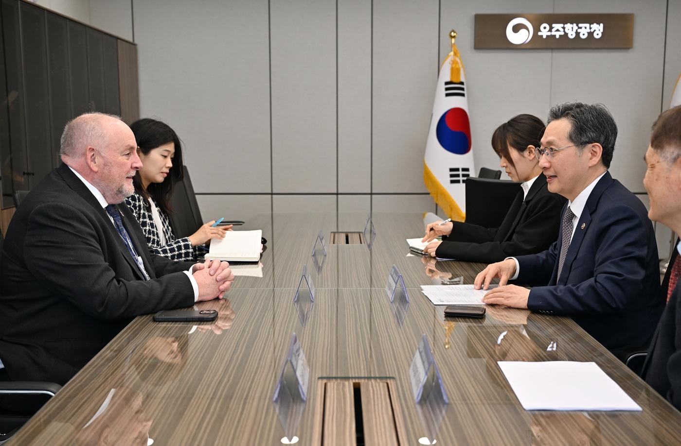3일 필 다이아몬드 거대전파망원경 관측소&#40;SKAO&#41; 사무총장은 경남 사천 우주항공청을 방문해 윤영빈 우주항공청장 등과 함께 &#39;국제 거대전파망원경&#39;&#40;SKA&#41; 프로젝트 개발 협력을 논의했다.&#40;우주항공청 제공&#41;