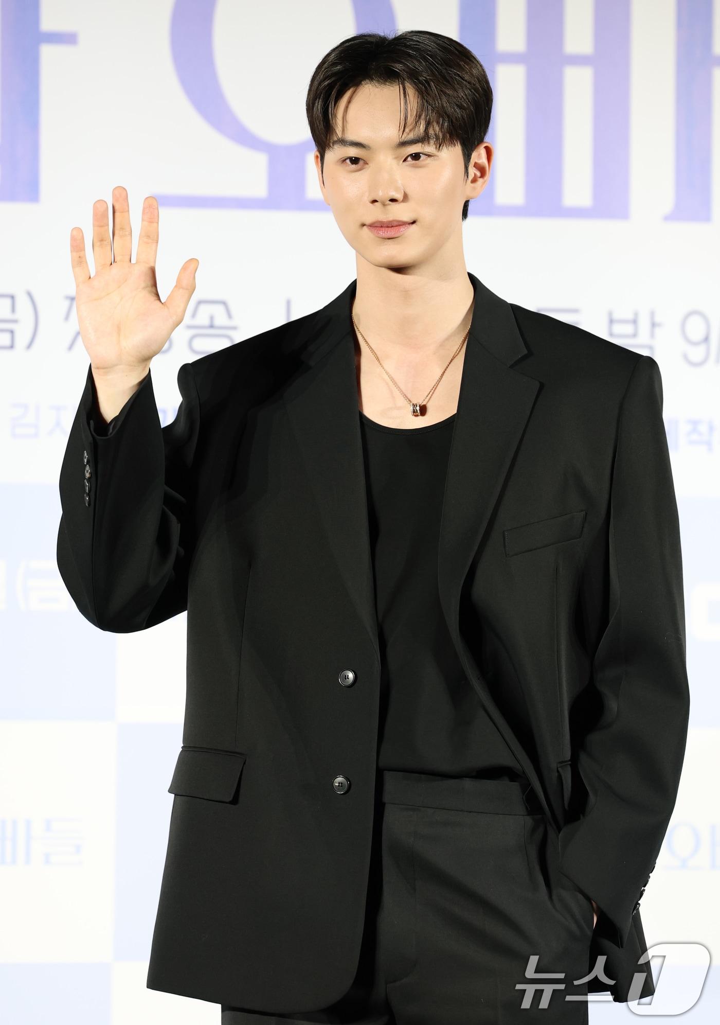 본문 이미지 - 배우 이채민이 3일 오후 서울 용산구 CGV 용산점에서 열린 MBC 새 금토드라마 '바니와 오빠들' 제작발표회에 참석해 포즈를 취하고 있다. '바니와 오빠들'은 흑역사로 남아버린 첫 연애 이후, 갑자기 다가온 매력적인 남자들과 엮이게 된 바니(노정의 분)의 남친 찾기 로맨스 드라마다. 2025.4.3/뉴스1 ⓒ News1 권현진 기자