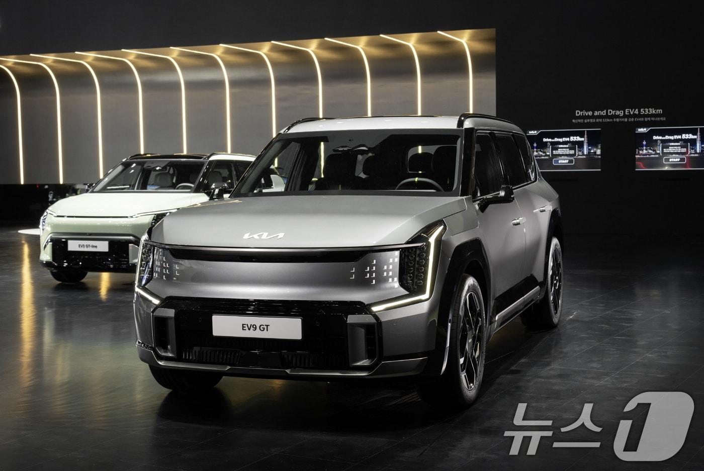 기아는 3일 '2025 서울모빌리티쇼'에서 열린 언론공개 행사에서 모빌리티 패러다임 전환을 가져올 '더 기아 PV5'를 국내 최초로 공개하고, 브랜드 첫 정통 픽업 '더 기아 타스만'의 위켄더 콘셉트 모델과 함께 기아 전용 전기차 라인업을 선보였다. 사진은 '2025 서울모빌리티쇼' 기아관 'EV 라인업 존'에 전시된 EV9 GT (기아 제공. 재판매 및 DB 금지) 2025.4.3/뉴스1