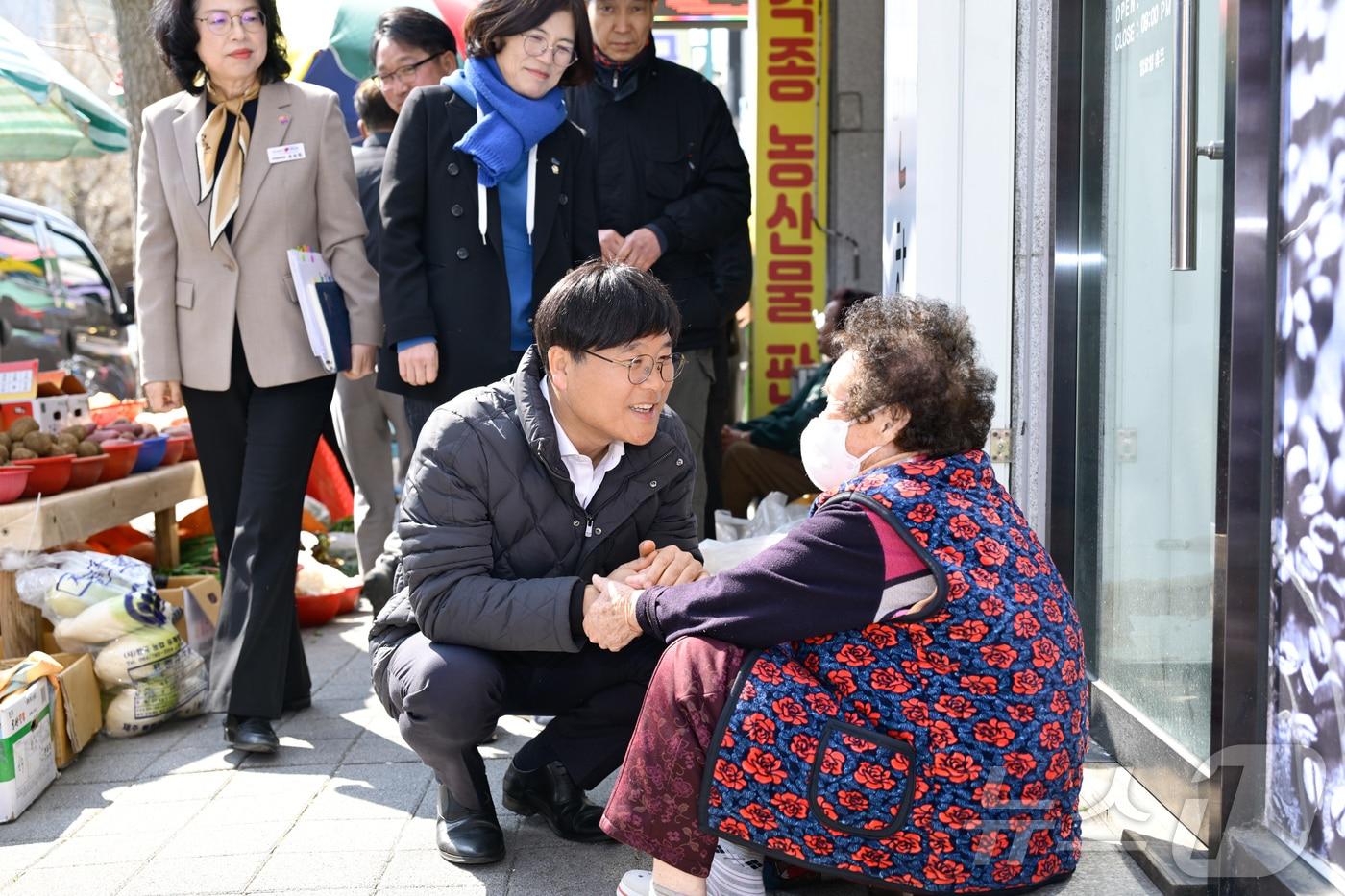 3일 공식 임기를 시작한 변광용 거제시장이 민생 현장을 방문하고 있다.(거제시 제공. 재판매 및 DB금지.)