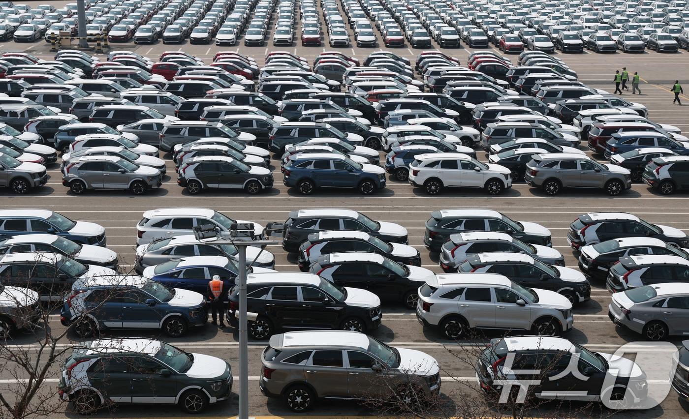 3일 오후 경기 평택시 포승읍 평택항 자동차전용부두에 수출용 차량들이 세워져 있다.  2025.4.3/뉴스1 ⓒ News1 김영운 기자
