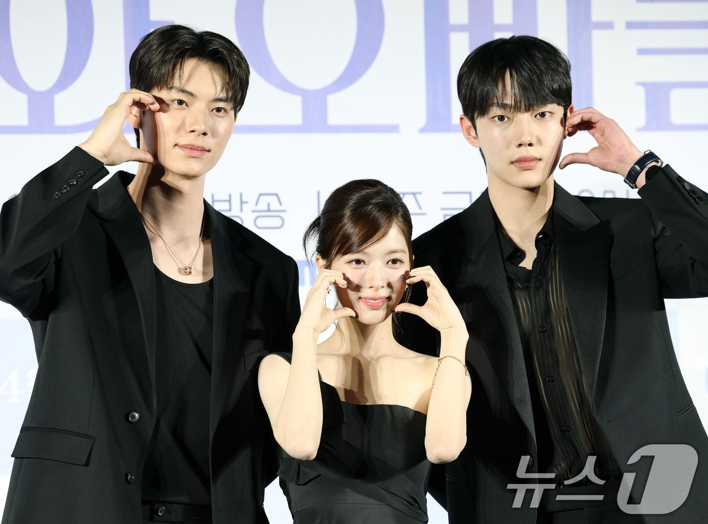 본문 이미지 - 배우 이채민(왼쪽부터)과 노정의, 조준영이 3일 오후 서울 용산구 CGV 용산점에서 열린 MBC 새 금토드라마 '바니와 오빠들' 제작발표회에 참석해 포즈를 취하고 있다. '바니와 오빠들'은 흑역사로 남아버린 첫 연애 이후, 갑자기 다가온 매력적인 남자들과 엮이게 된 바니(노정의 분)의 남친 찾기 로맨스 드라마다. 2025.4.3/뉴스1 ⓒ News1 권현진 기자