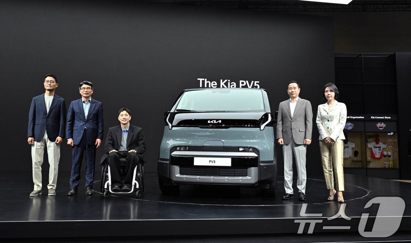 기아는 3일 '2025 서울모빌리티쇼'에서 열린 언론공개 행사에서 모빌리티 패러다임 전환을 가져올 '더 기아 PV5'를 국내 최초로 공개하고, 브랜드 첫 정통 픽업 '더 기아 타스만'의 위켄더 콘셉트 모델과 함께 기아 전용 전기차 라인업을 선보였다. 기아 국내상품실장 서하준 상무(왼쪽부터), 송호성 사장, 유튜버 박위, 국내사업본부장 정원정 부사장, LG전자 HS사업본부 CX담당 이향은 상무가 '2025 서울모빌리티쇼' 언론공개 행사에서 기념 촬영을 하고 있다. (기아 제공. 재판매 및 DB 금지) 2025.4.3/뉴스1