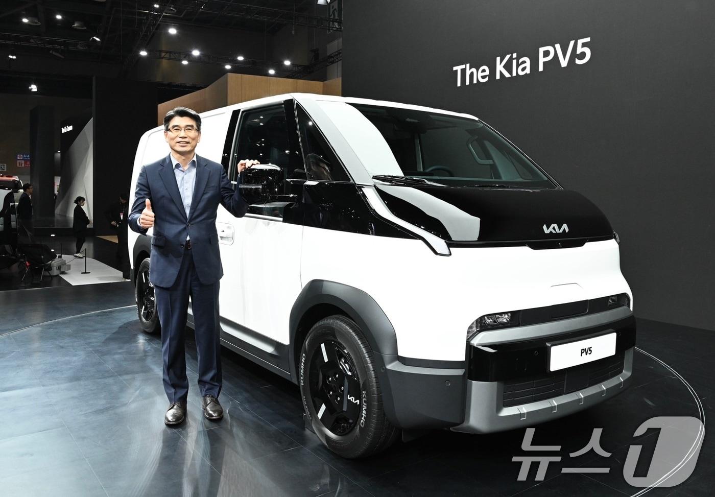  기아 송호성 사장이 '2025 서울모빌리티쇼' 언론공개 행사에서 PV5와 기념사진을 촬영하고 있다. (기아 제공. 재판매 및 DB 금지) 2025.4.3/뉴스1