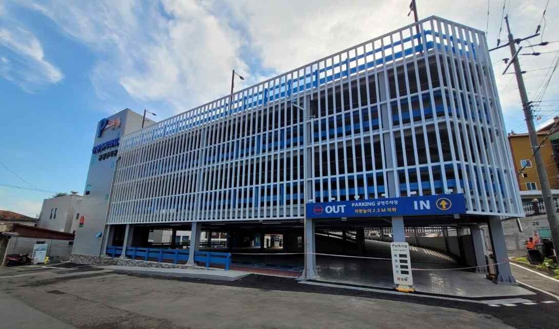 본문 이미지 - 생활SOC자금을 지원받아 지난해 8월 준공한 경상남도 김해시 소재 주차장 시설 전경./HUG 제공
