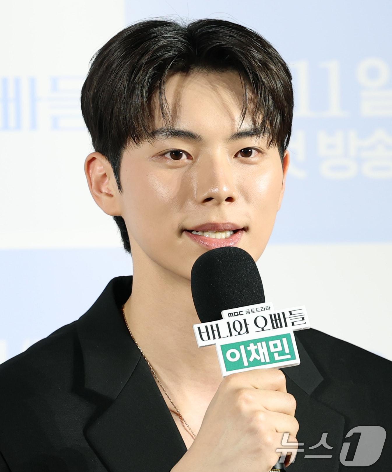 본문 이미지 - 배우 이채민이 3일 오후 서울 용산구 CGV 용산점에서 열린 MBC 새 금토드라마 '바니와 오빠들' 제작발표회에 참석해 인사말을 하고 있다. '바니와 오빠들'은 흑역사로 남아버린 첫 연애 이후, 갑자기 다가온 매력적인 남자들과 엮이게 된 바니(노정의 분)의 남친 찾기 로맨스 드라마다. 2025.4.3/뉴스1 ⓒ News1 권현진 기자