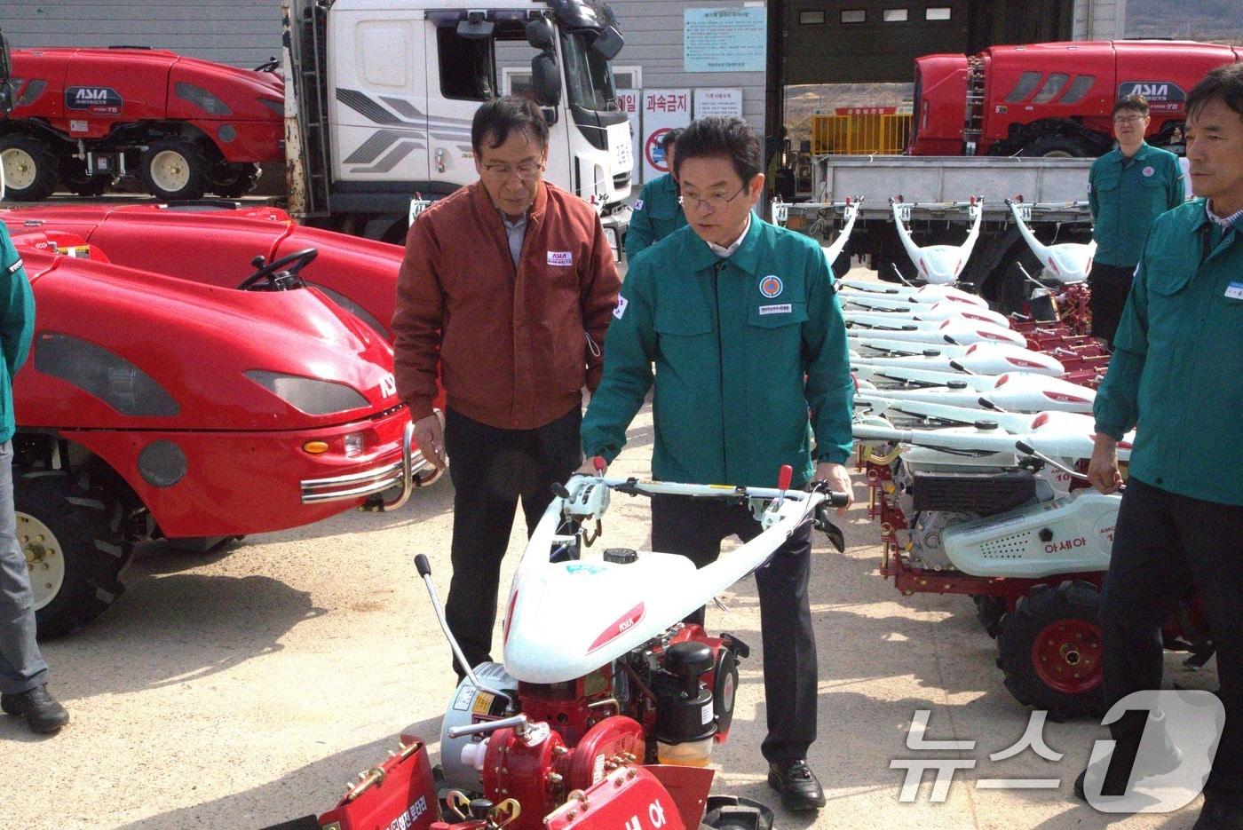 2일 이철우 경북도지사가 이번 산불로 농기계들이 불에 타버린 청송군 농민들에게 지원한 농기계들을 직접 점검하고 있다. .2025.4.3./뉴스1 신성훈 기자 2025.4.3/뉴스1 ⓒ News1 신성훈 기자
