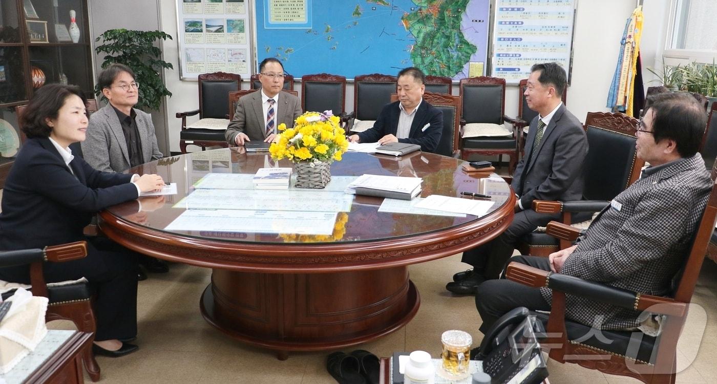 전희경 충남연구원장(왼쪽)이 김동일 보령시장(오른쪽) 등과 간담회를 하고 있다. (충남연구원 제공. 재판매 및 DB금지) /뉴스1